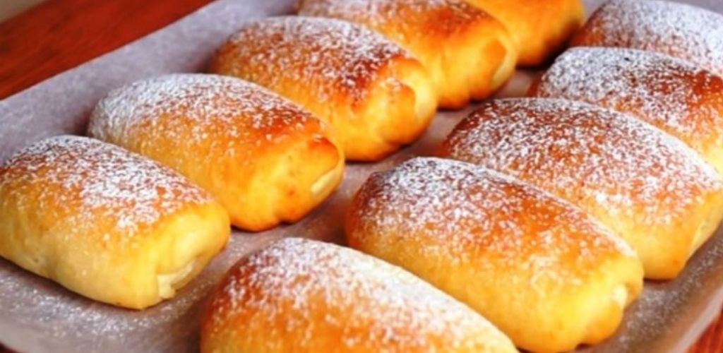 Где впервые испекли воздушные булочки. Булочки с творогом. Сдобные булочки с творогом. Творожные булочки в духовке. Дрожжевые булочки с творогом
